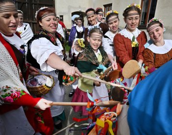 V Telči patřila dnešní obchůzka dívkám v krojích a s vařečkami, po osmi letech