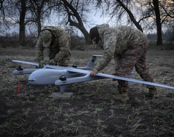 Rusko podle Londýna pro zmatení Ukrajinců maluje letadla na základnách