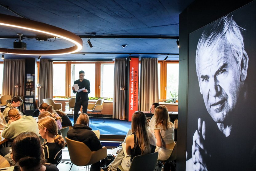 Moravská zemská knihovna má výukové programy pro SŠ založené na Kunderově díle