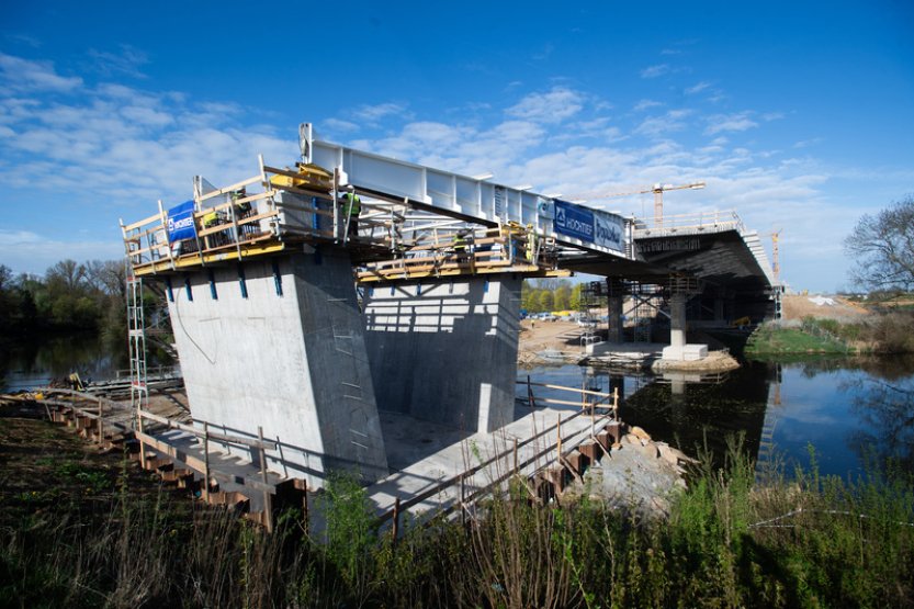 Přes Labe v Pardubicích se začíná klenout největší zavěšený most v ČR