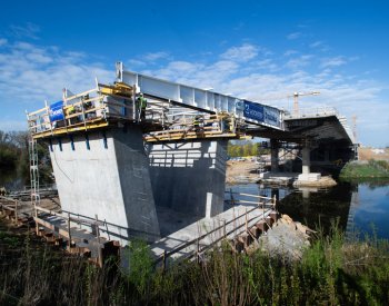 Přes Labe v Pardubicích se začíná klenout největší zavěšený most v ČR