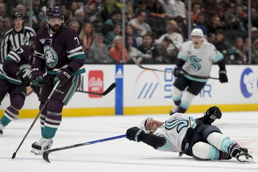 Nečas přispěl v NHL gólem k obratu Caroliny, Vejmelka vychytal výhru