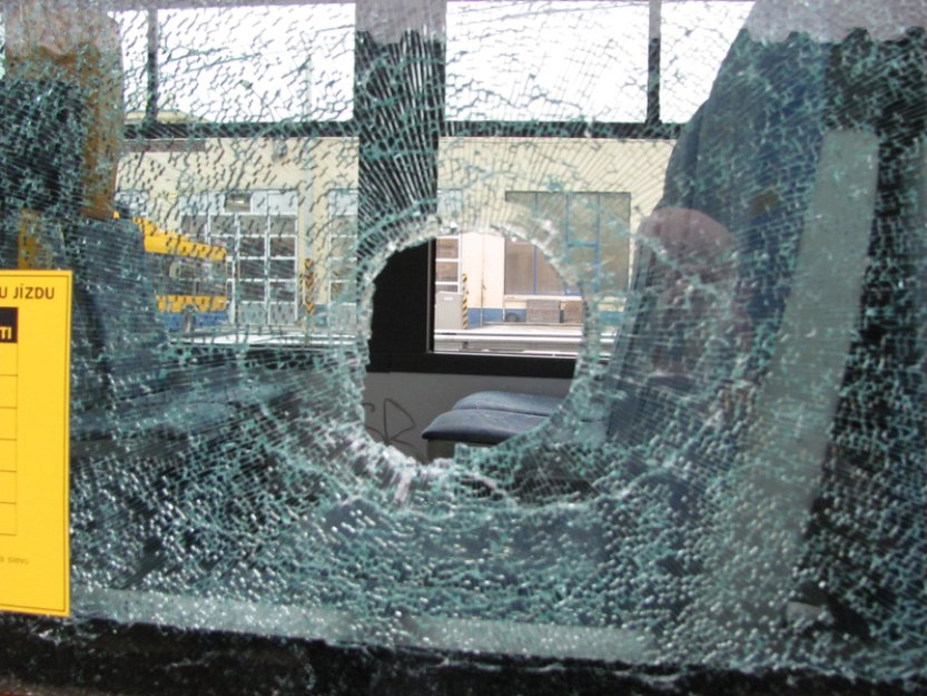 Tří dívky zahynuly po srážce autobusu na Slovensku se skupinou lidí