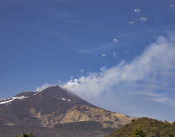 Sicilská sopka Etna vypouštěla vzácné kouřové kroužky