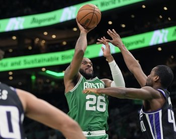 Lídr NBA Boston porazil o bod Sacramento, Foxových 40 bodů přišlo vniveč