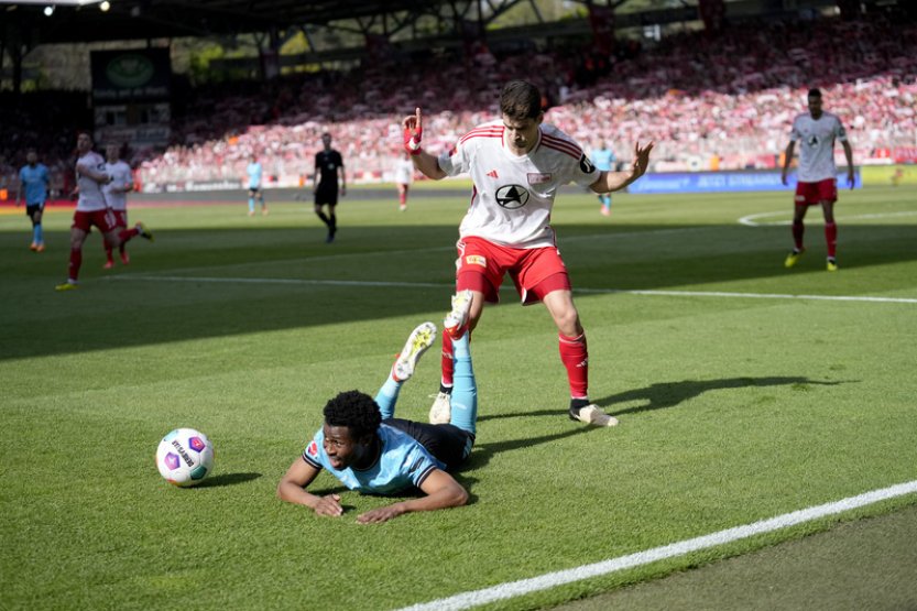 Fotbalisté Leverkusenu vyhráli v Berlíně 1:0, přišli ale o zraněného Hložka