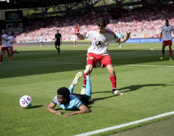 Fotbalisté Leverkusenu vyhráli v Berlíně 1:0, přišli ale o zraněného Hložka