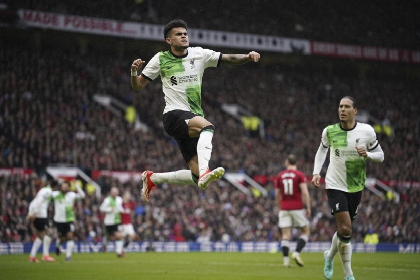 Liverpool remizoval s Manchesterem United 2:2, anglickou ligu vede Arsenal