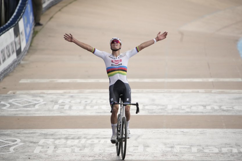 Paříž-Roubaix ovládl znovu Van der Poel, po dlouhém sólu vyhrál o tři minuty