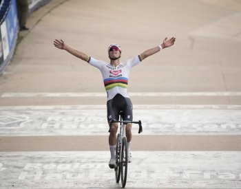 Paříž-Roubaix ovládl znovu Van der Poel, po dlouhém sólu vyhrál o tři minuty