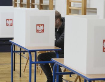 Polské regionální volby podle odhadu vyhraje opoziční PiS před vládní KO