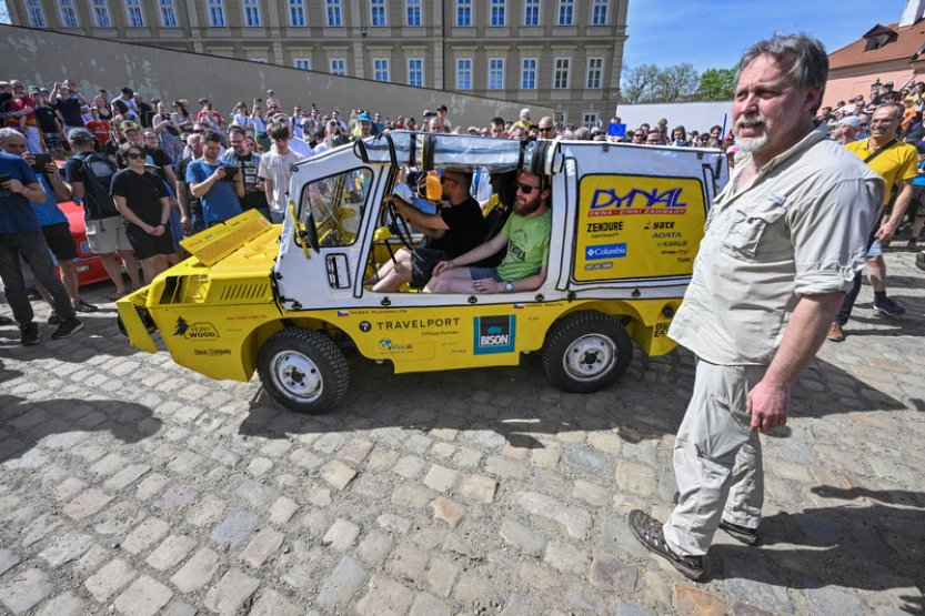 Cestovatelé vyměnili trabanty za obojživelná auta. Dnes odjeli do Mongolska