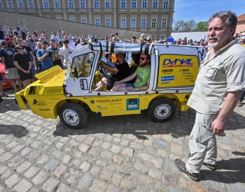 Cestovatelé vyměnili trabanty za obojživelná auta. Dnes odjeli do Mongolska