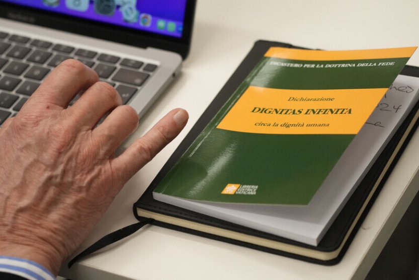 Lidskou důstojnost podle Vatikánu porušují války či náhradní mateřství