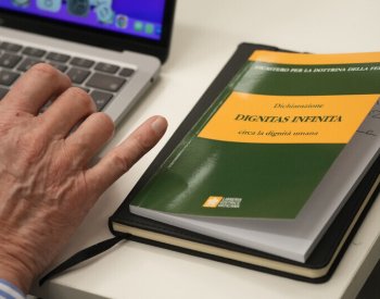 Lidskou důstojnost podle Vatikánu porušují války či náhradní mateřství