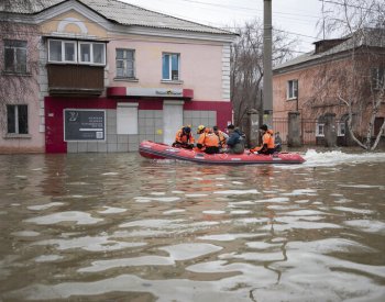 Obyvatelé ruského Orsku demonstrují kvůli záplavám, policie je rozhání