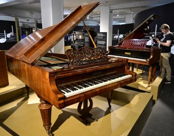 Výstava ke 160. výročí firmy Petrof ukazuje klavír jako technické dílo