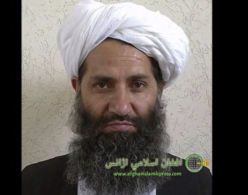 Vůdce Tálibánu se výjimečně objevil na veřejnosti, v Kandaháru vedl modlitby