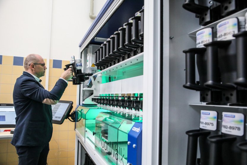 Brněnští studenti autolakýrnictví dostali míchačku barev, která využívá AI