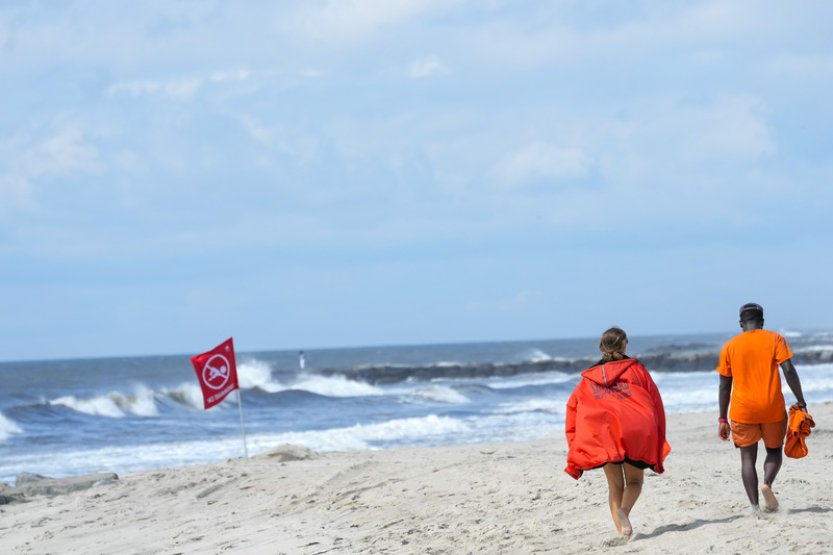Člověka na newyorské pláži poprvé po desítkách let napadl žralok