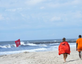 Člověka na newyorské pláži poprvé po desítkách let napadl žralok