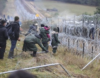 Do Polska se z Běloruska snažilo i za pomoci žebříků dostat asi 220 migrantů