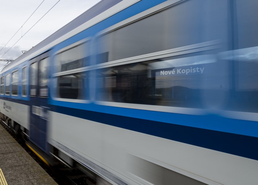 Nejvyšší částku kompenzace za zlevněné jízdné loni od státu dostaly České dráhy