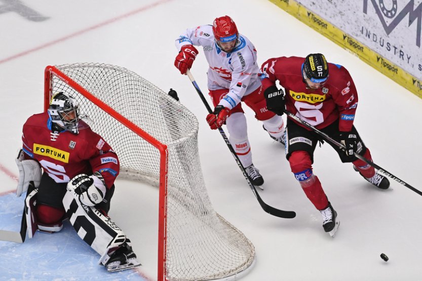 Spartu a Třinec čeká v sobotu klíčový boj o finále, sedmý duel začne ve 13 hodin