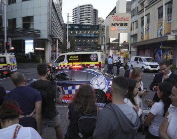 Stovky lidí byly evakuovány z obchodního domu v Sydney po útoku nožem a střelbě