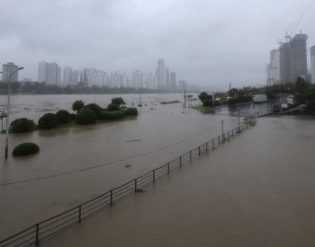 Tajfun Khanun udeřil na pobřeží Jižní Koreje, pro celou zemi platí varování