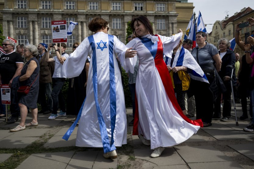 Centrem Prahy prošly stovky lidí protestující proti antisemitismu