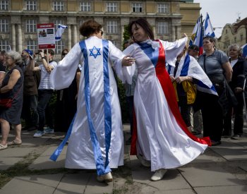 Centrem Prahy prošly stovky lidí protestující proti antisemitismu