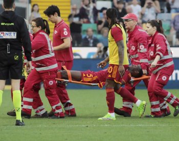 Utkání Udine s AS Řím bylo předčasně ukončeno po kolapsu obránce Ndicky