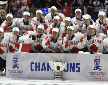 Hokejistky Kanady porazily ve finále MS Američanky 6:5 v prodloužení