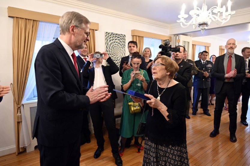 Fiala předal v USA medaili Karla Kramáře Janě Kánské, dceři Milady Horákové