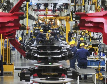 Čínská ekonomika ve čtvrtletí meziročně stoupla o 5,3%, předčila očekávání