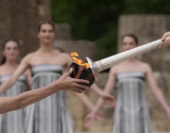 Olympijský oheň pro Paříž byl zažehnut kvůli mrakům ze záložního plamene