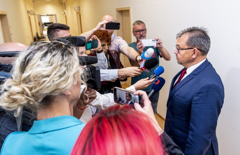 Soud poslal do vazby muže obviněného z pokusu o vraždu a usmrcení dítěte v Mostě