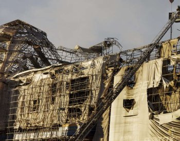 Reuters: Požár kodaňské historické burzy stále není zcela uhašen