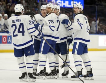 Kämpf dvakrát asistoval, Kučerov se dostal na 100 asistencí za sezonu