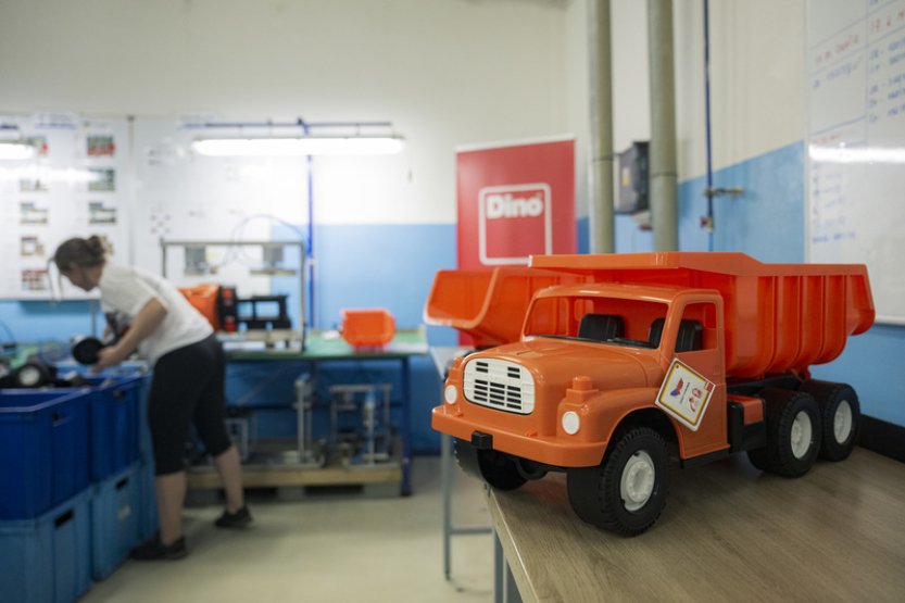 Už osm let vyrábí Novoplast v Liberci plastovou Tatru 148, zájem o ni neklesá