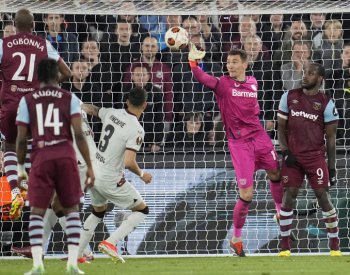 Leverkusen je po remíze s West Hamem v semifinále EL, Bergamo vyřadilo Liverpool