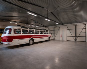 Depozitář budoucího Technického muzea ve V. Mýtě zaplňují historické autobusy.