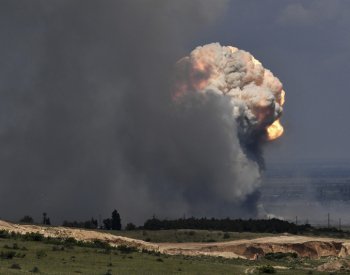 Irák vyšetřuje velkou explozi na vojenské základně, není jasné, zda šlo o útok