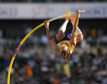 Tyčkař Duplantis při vstupu do sezony vylepšil světový rekord na 624 cm