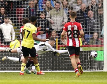 Fotbalisté Burnley porazili Sheffield 4:1, Luton podlehl Brentfordu 1:5