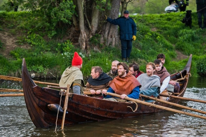 Po čtyřech letech práce vyplula replika vikingské lodě v Oslavanech na řeku