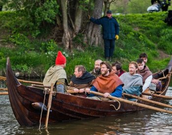 Po čtyřech letech práce vyplula replika vikingské lodě v Oslavanech na řeku