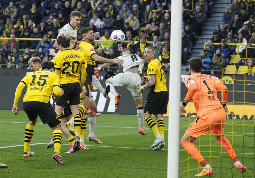 Bayer Leverkusen odvrátil první prohru v sezoně až v nastavení