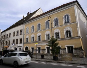 Čtyři Němci čelí trestnímu oznámení kvůli oslavě Hitlera u jeho rodného domu